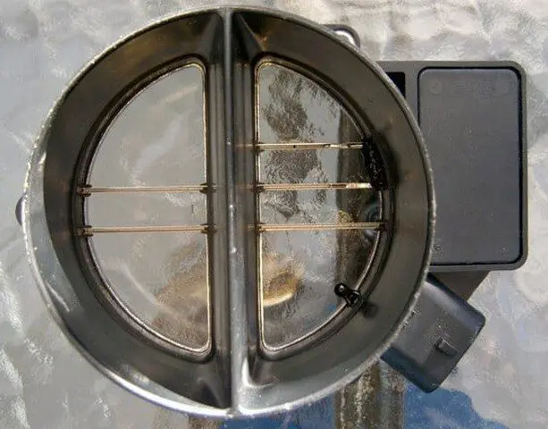 Photo d'un capteur de débit d'air massique (MAF) dans un conduit d'admission