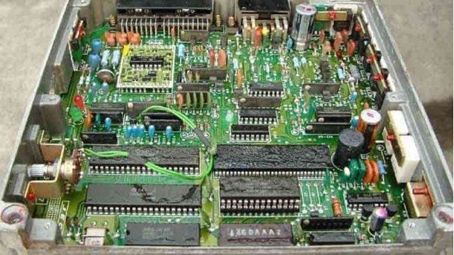 Módulo de control del motor (PCM) abierto para mostrar su interior