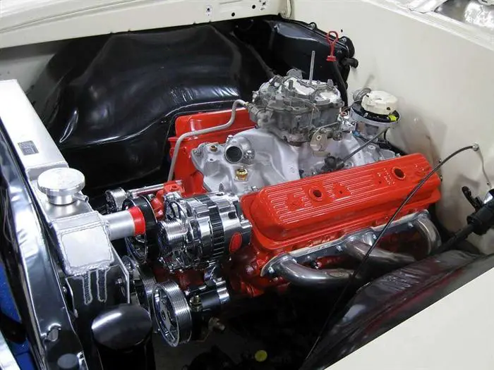 Un alternateur alimente la batterie.