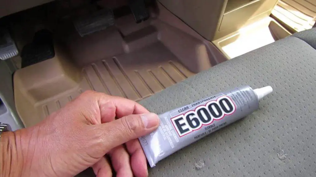 Collage du tissu du siège.