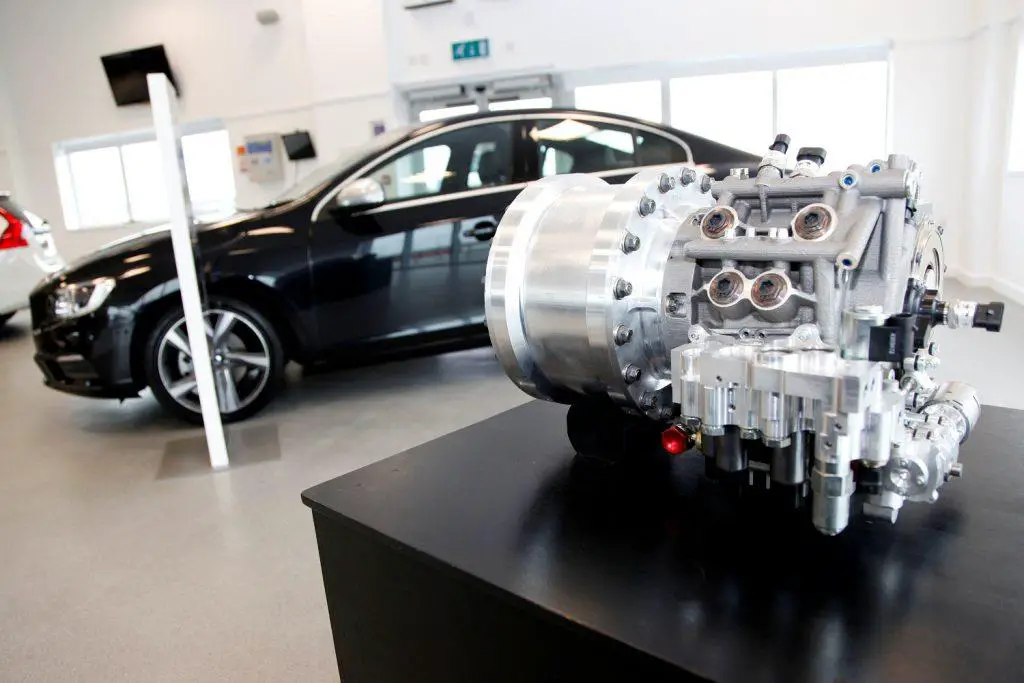 Une voiture et un volant d'inertie. Comment resurfacer un volant moteur.